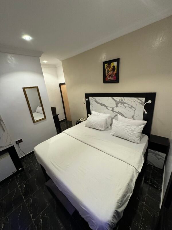 Deluxe King Room - IKEJA OFF ADENIYI JONES